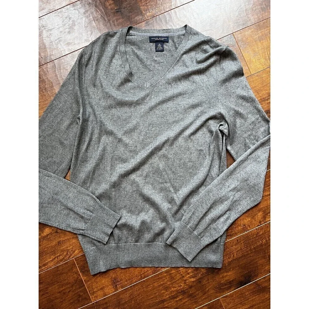 Banana Republic Mens M Gray V-Neck Sweater Luxury Blend Silk Cotton Cashmere